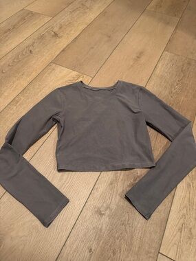 ALO Yoga Women's Long Sleeve Cropped Top in Slate Gray
